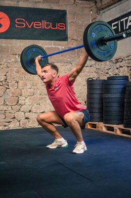 Baptiste qui réalise un overhead squat